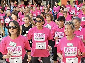 Am 3. Oktober füllt sich der Marktplatz Bad Brückenau wieder mit pink gekleideten Läuferinnen. Foto: Barbara Herbst