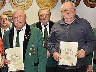 Geehrt wurden (von links): Helga Fiedler, Christian Maier (3. Schützenmeister), Willy Fiedler (Erster Vorsitzender), Stefan Seliger, Otto Trinkwalter (2. Schützenmeister). Foto: K.- H. Hofmann