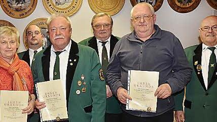 Geehrt wurden (von links): Helga Fiedler, Christian Maier (3. Schützenmeister), Willy Fiedler (Erster Vorsitzender), Stefan Seliger, Otto Trinkwalter (2. Schützenmeister). Foto: K.- H. Hofmann