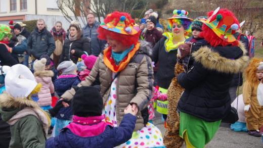 Viele Clowns gab es beim Kiga-Gaudiwurm auf dem Wilhelmsthaler   Eichsberg zu sehen.   Heike Schülein