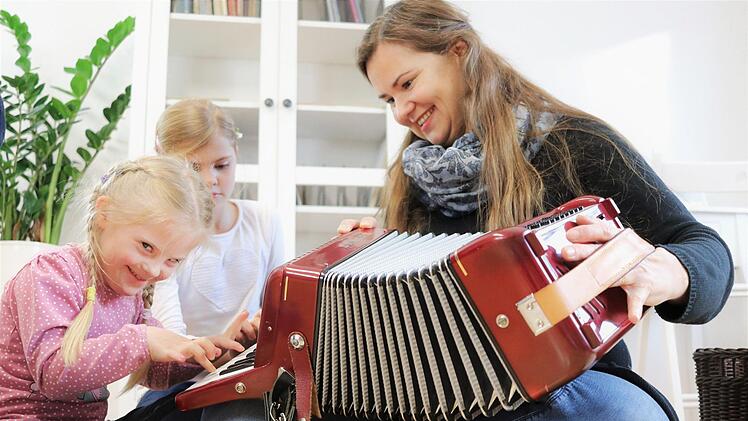 Katrin Heinz-Karg beim Musizieren mit Sontje (vorne) und ihrer Tochter Hannah. Foto: privat