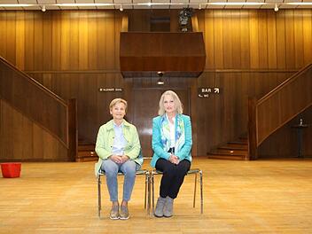 Für Beate Ritschka (links) und Gisela Steinlein ist der Ball des Liedervereins in der Jahn-Kulturhalle nicht wegzudenken. Doch ab 2019 steht der Liederverein ohne Halle da. Daher fordert Gisela Steinlein die Stadträte auf, sich für den Gesellschaftstanz zu engagieren.  Foto: Barbara Herbst