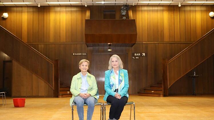 Für Beate Ritschka (links) und Gisela Steinlein ist der Ball des Liedervereins in der Jahn-Kulturhalle nicht wegzudenken. Doch ab 2019 steht der Liederverein ohne Halle da. Daher fordert Gisela Steinlein die Stadträte auf, sich für den Gesellschaftstanz zu engagieren.  Foto: Barbara Herbst