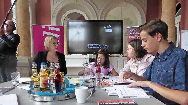 Die Zeit drängt: Noch im ersten Workshop diskutierten die Gruppen - hier von der Anton-Kliegl-Mittelschule - erste Festlegungen und Maßnahmen.  Foto: Thomas Ahnert