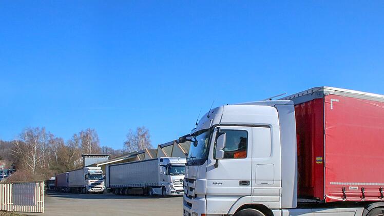 Auf dem Gelände der ehemaligen Spinnerei in Mainleus stehen die Lkw Schlange. Foto: Jürgen Gärtner