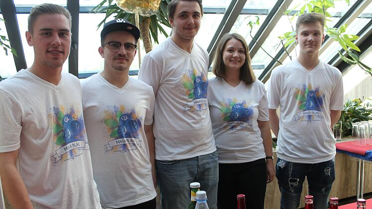 Eine Abschlussgruppe hat ein Bier mit Heidelbeergeschmack  kredenzt.  Foto: Sonny Adam