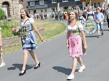 Hinter Ehrenmitgliedern und Bürgermeister führten Jungschützenkönigin Julia Geiger (vorne) und Schützenkönig Michael Staar (hinten mit Kette) den Jubiläumsfestzug in Rothenkirchen an.
