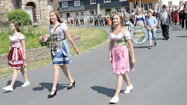 Hinter Ehrenmitgliedern und Bürgermeister führten Jungschützenkönigin Julia Geiger (vorne) und Schützenkönig Michael Staar (hinten mit Kette) den Jubiläumsfestzug in Rothenkirchen an.