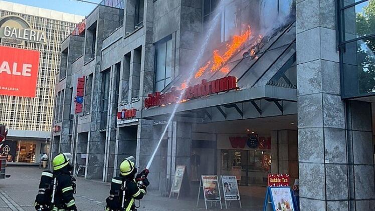 Brand an Fassade am Neuen Markt Erlangen