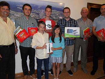 Über einen Ideenwettbewerb suchte Oberaurach einen neuen Image-Slogan. 92 Vorschläge wurden eingereicht, für die "Top 10" gab es in der Gemeinderatssitzung wertvolle Preise. Mit dem Sieger-Slogan "Oberaurach - ein Stern im Steigerwald" von Elias und Ann-Sophie Karg (vorne Mitte) wird die Gemeinde künftig werben. Bürgermeister Thomas Sechser (links) dankte allen Teilnehmern.