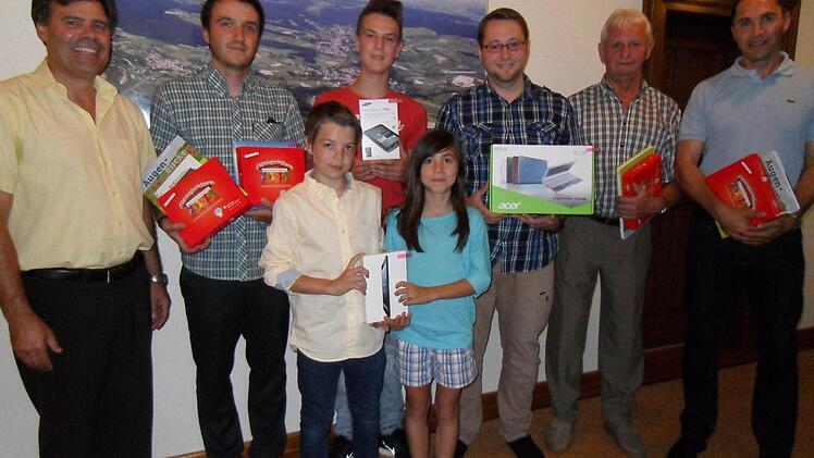 Über einen Ideenwettbewerb suchte Oberaurach einen neuen Image-Slogan. 92 Vorschläge wurden eingereicht, für die "Top 10" gab es in der Gemeinderatssitzung wertvolle Preise. Mit dem Sieger-Slogan "Oberaurach - ein Stern im Steigerwald" von Elias und Ann-Sophie Karg (vorne Mitte) wird die Gemeinde künftig werben. Bürgermeister Thomas Sechser (links) dankte allen Teilnehmern.