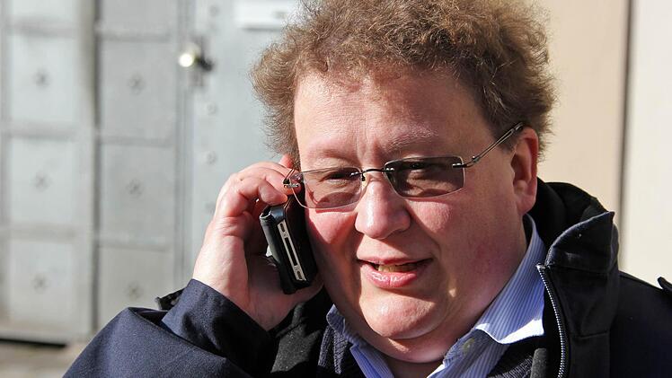 Also ruft Kerstin Lange sofort über 112 den Rettungsdienst. Beim Notruf immer die fünf Ws bedenken: Was ist passiert? Wo muss der Rettunsdienst hin? Wie viele Verletzte gibt es? Welche Art der Verletzung? Und, ganz wichtig: Warten auf Rückfragen, nie einfach wieder auflegen!
