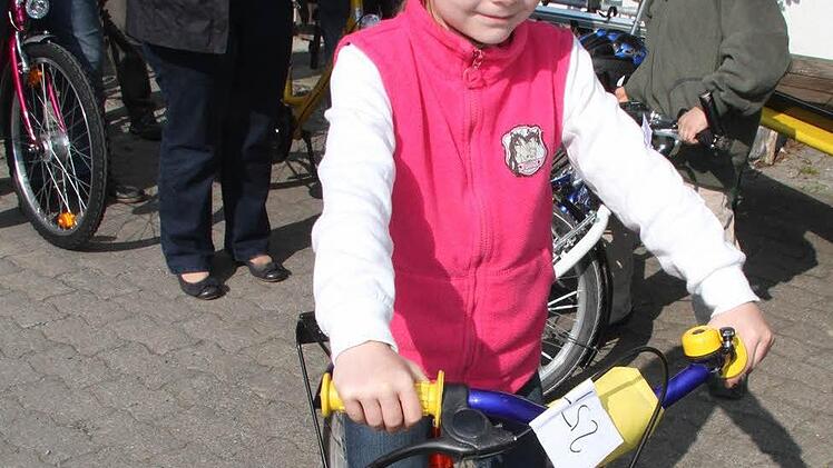 Hanna Weißmann hat ein neues Rad gefunden, stellt sie sich in die Schlange und ist überglücklich.