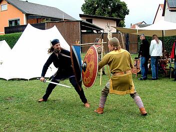 Die Schaukämpfe waren beim Mittelalterfest in Sand durchaus sehenswert. Fotos: Alfons Beuerlein