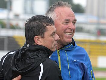 Erst am Samstag durften Bayreuths Trainer Dieter Kurth (links) und Manager Wolfgang Mahr den ersten Heimsieg der Saison bejubeln. Einen Tag später erlitt Kurth einen Herzinfarkt und liegt nun im künstlichen Koma. Foto: Peter Mularczyk