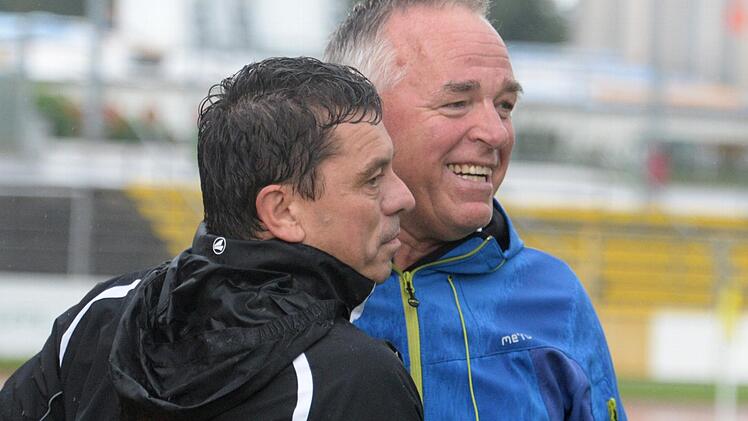 Erst am Samstag durften Bayreuths Trainer Dieter Kurth (links) und Manager Wolfgang Mahr den ersten Heimsieg der Saison bejubeln. Einen Tag später erlitt Kurth einen Herzinfarkt und liegt nun im künstlichen Koma. Foto: Peter Mularczyk
