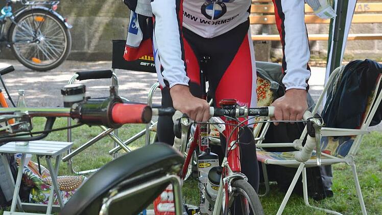 Klaus Albrecht vom RV Union tritt auf der Rolle in die Pedale.