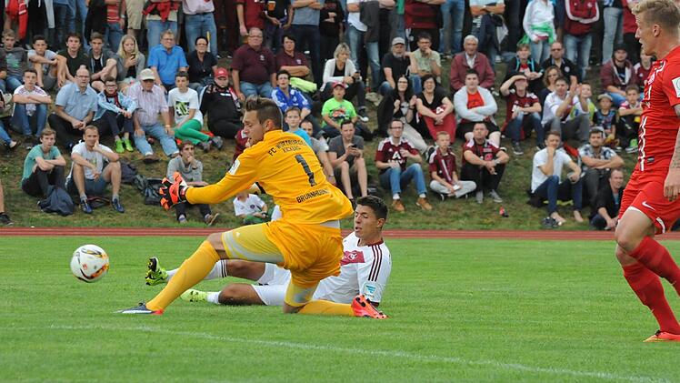 Impressionen vom Spiel des 1. FC Nürnberg (weiße Trikots) gegen die Würzburger Kickers (2:2). Foto: Hopf