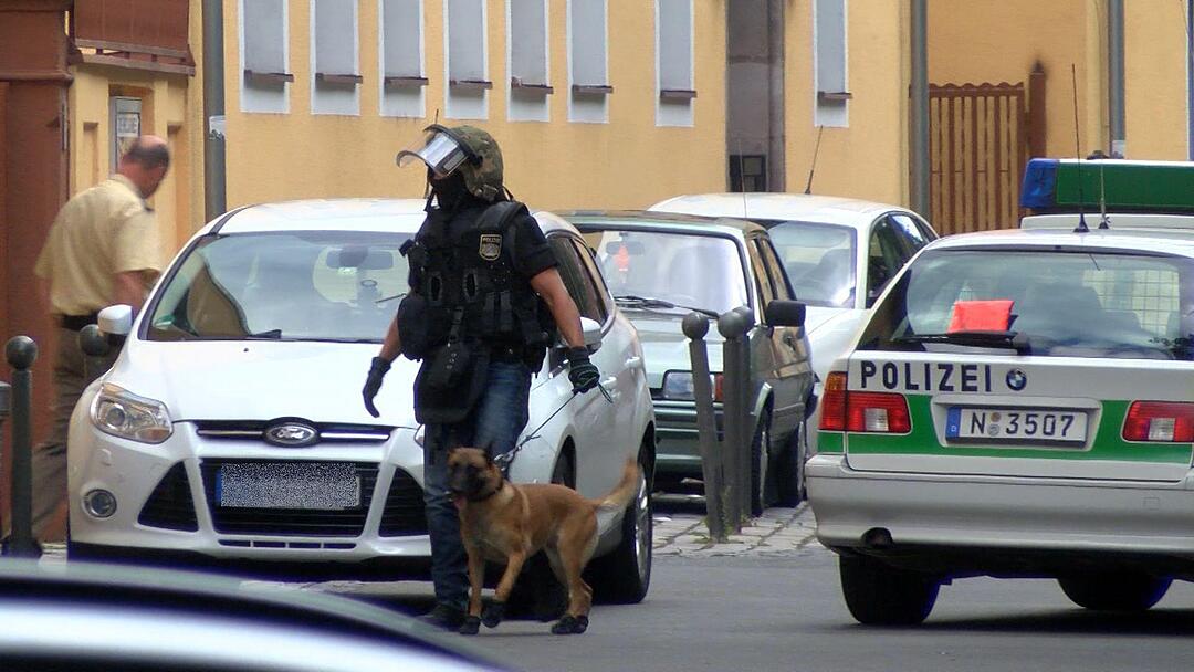 SEK Einsatz - Mann droht mit angeblicher Waffe