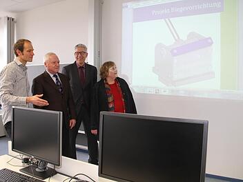 (v. l.) Oberstudienrat Oliver Daum mit dem stellvertretenden Landrat Helmut Fischer, Schulleiter Hans-Jürgen Lichy und Agenturchefin Brigitte Glos in einer Klasse für technische Produktdesigner.  Foto: Gerda Völk