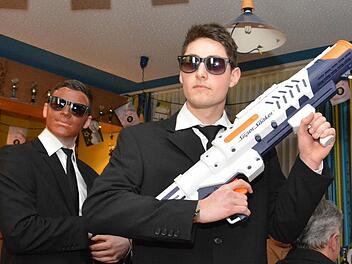 Die beiden "Men in Black" Alexander Haupt (links) und Patrick Schlembach (rechts) präsentieren sich cool. Foto: Björn Hein