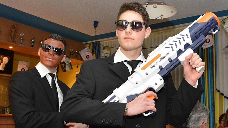 Die beiden "Men in Black" Alexander Haupt (links) und Patrick Schlembach (rechts) präsentieren sich cool. Foto: Björn Hein