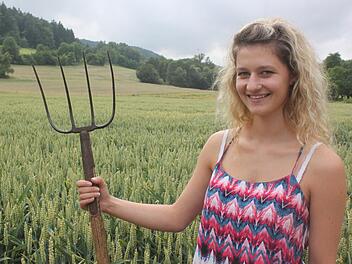 Luisa Schnapp aus Frauendorf ist eines von sechs bayerischen und sechs österreichischen Mädchen, die als Models im Jungbauernkalender 2018 zu sehen sein werden.  Foto: Matthias Einwag