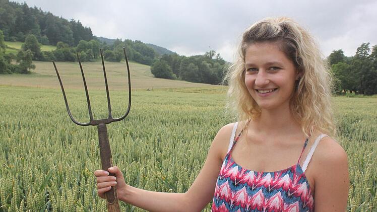 Luisa Schnapp aus Frauendorf ist eines von sechs bayerischen und sechs österreichischen Mädchen, die als Models im Jungbauernkalender 2018 zu sehen sein werden.  Foto: Matthias Einwag