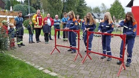 Die Aufgaben am Knotengestell erledigten (von rechts) Luisa Hofmann, Dana Meister, Lea Frisch und Laura Döring bravourös. Foto: K.-P. Wulf