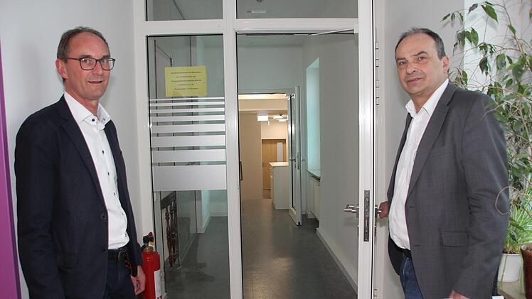 Georg Schönmüller (links) und Günther Daum an der Tür im Übergangsbereich zwischen dem Hauptgebäude des Landratsamts und dem ehemaligen Bezirksamt. Foto: Andreas Schmitt