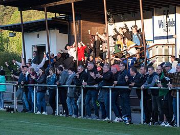 Die Relegation ruft - die Fans des FC Wallenfels feiern.  Fotos: Heinrich Wei&szlig;