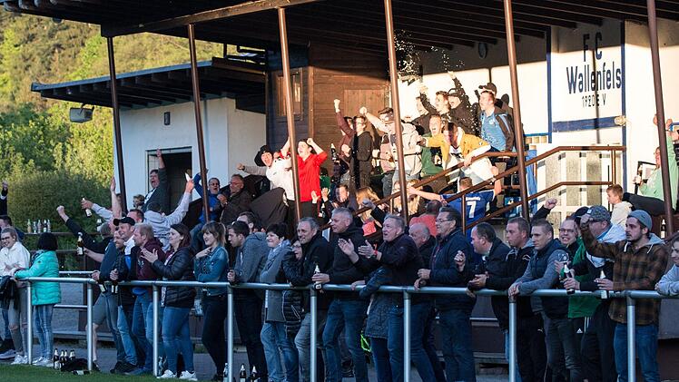 Die Relegation ruft - die Fans des FC Wallenfels feiern.  Fotos: Heinrich Wei&szlig;