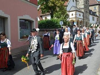 Die Mitglieder der Schützengesellschaft auf dem Weg zurück von der St.-Ägidius-Kirche zum Festplatz.  Foto: Thomas Micheel