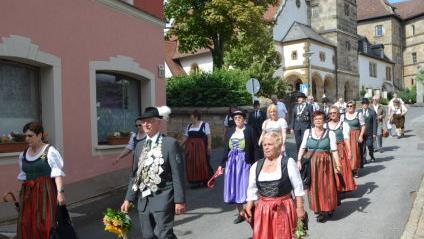 Die Mitglieder der Schützengesellschaft auf dem Weg zurück von der St.-Ägidius-Kirche zum Festplatz.  Foto: Thomas Micheel