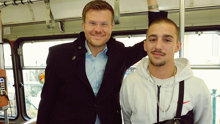 Marcus König in der Tram mit Tim. Foto: Nikolas Pelke