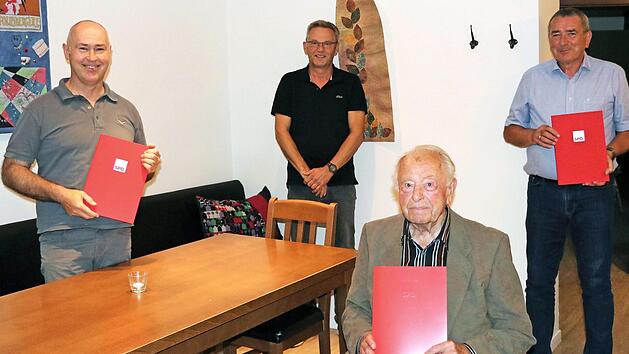 Mit Urkunden und Nadeln zeichnete SPD-Ortsvereinsvorsitzender Michael Fischer (Zweiter von links) Helmut Wunder, Heinz B&auml;r und Lutz Jakob aus.  Foto: Alexandra Kemnitzer