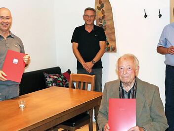 Mit Urkunden und Nadeln zeichnete SPD-Ortsvereinsvorsitzender Michael Fischer (Zweiter von links) Helmut Wunder, Heinz B&auml;r und Lutz Jakob aus.  Foto: Alexandra Kemnitzer