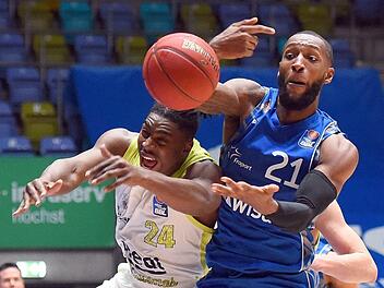 Auch dieser Zweikampf ging verloren: Frank Bartley (links) und Medi Bayreuth unterlagen Kamari Murphy und den Skyliners Frankfurt. Foto: Jan Hübner