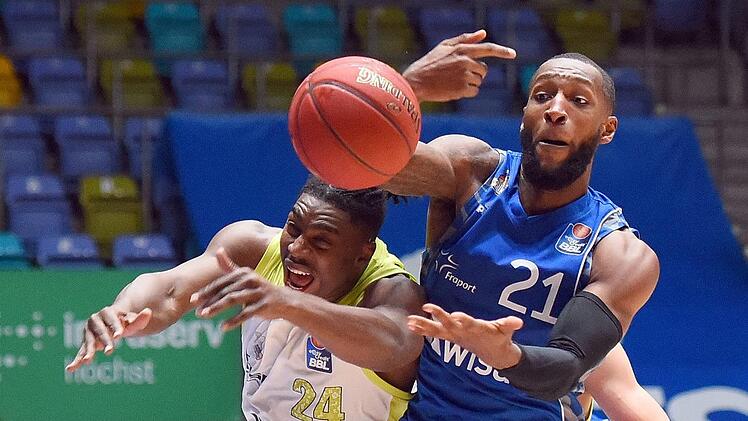 Auch dieser Zweikampf ging verloren: Frank Bartley (links) und Medi Bayreuth unterlagen Kamari Murphy und den Skyliners Frankfurt. Foto: Jan Hübner