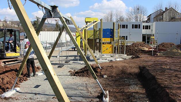 Der Spielplatz vor dem Container-Kindergarten "Rh&ouml;nstrolche" soll bis zum 4. April fertig sein. Hier investiert die Stadt. Foto: Julia Raab