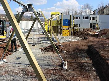 Der Spielplatz vor dem Container-Kindergarten "Rhönstrolche" soll bis zum 4. April fertig sein. Hier investiert die Stadt. Foto: Julia Raab