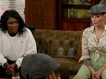 Bei "Die Verräter" (RTL) liegen die Nerven im Halbfinale blank. Marie Reim (rechts) hat Angst, ermordet zu werden. Motsi Mabuse (links) könnte es ihr nehmen - sie ist eine Verräterin.