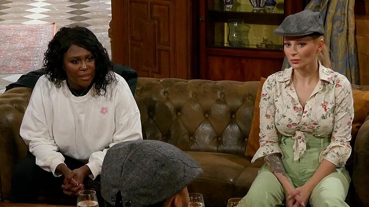 Bei "Die Verräter" (RTL) liegen die Nerven im Halbfinale blank. Marie Reim (rechts) hat Angst, ermordet zu werden. Motsi Mabuse (links) könnte es ihr nehmen - sie ist eine Verräterin.