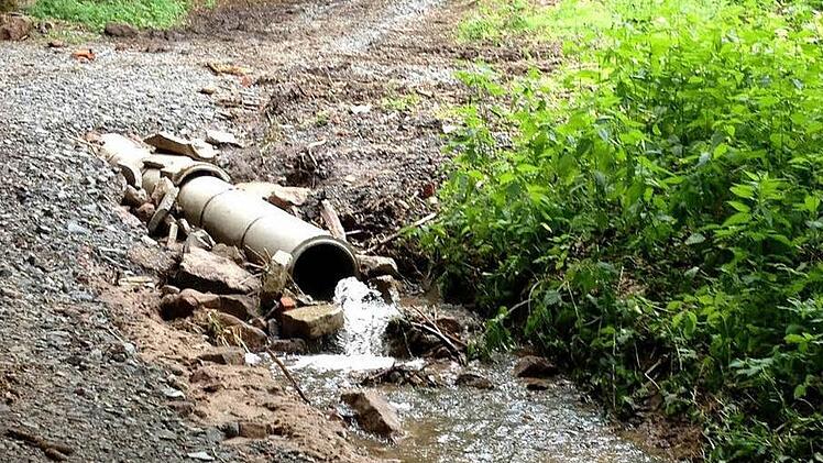 Sogar die Kanalrohre wurden in Waizendorf durch die Sturzbäche freigelegt. Foto: privat