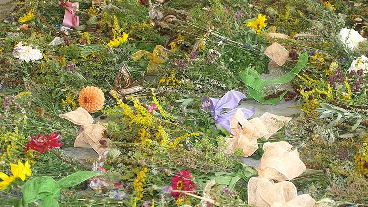 Vielerlei Pflanzen kommen in die Kräuterbüschel.