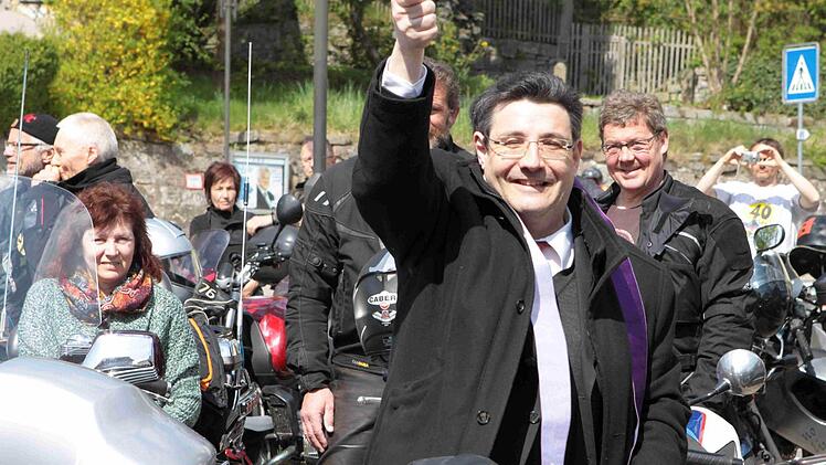 Pfarrer Michael Krammer hat viel Spaß beim Segnen der Maschinen. "Wer Angst um seinen Chrom hat, möge die Maschine vor dem geweihten Wasser schützen", betonte fürsorglich der Geistliche. Foto: Thomas Dill