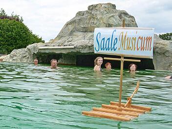Das Saale-Musicum-Floß  Foto: Hanns Friedrich