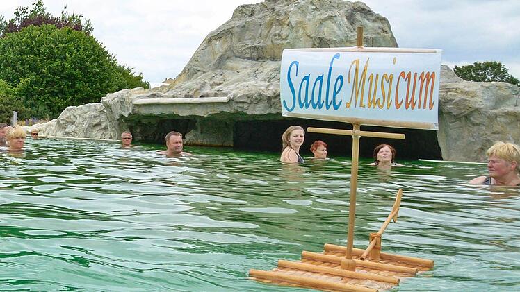 Das Saale-Musicum-Floß  Foto: Hanns Friedrich