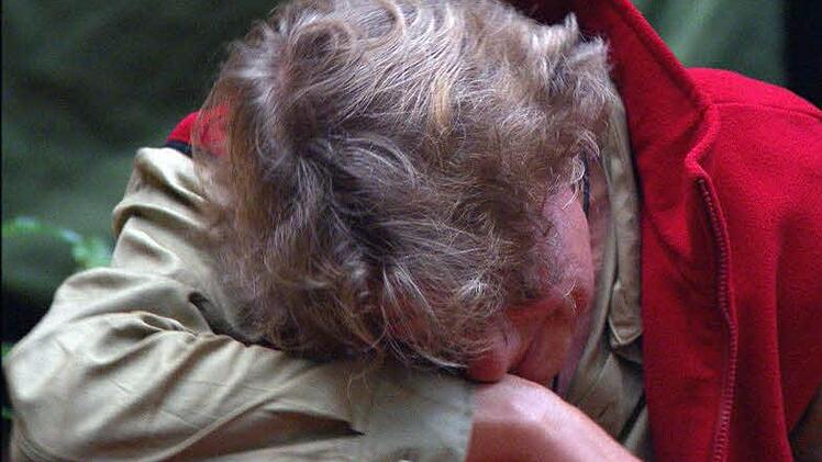 Als Jörn wieder weg ist bleibt Walter Freiwald alleine auf dem Baumstamm sitzen und fängt an zu weinen. Alle Infos zu "Ich bin ein Star - Holt mich hier raus!" im Special bei RTL.de: www.rtl.de/cms/sendungen/ich-bin-ein-star.html