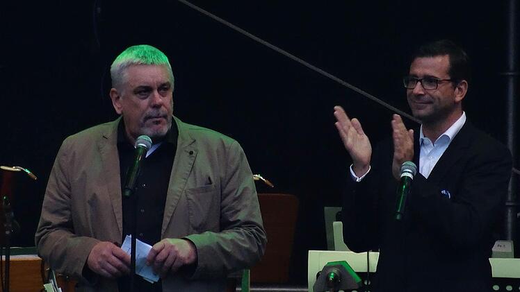 Oberbürgermeister Norbert Tessmer und Intendant Bodo Busse (rechts) begrüßen das Publikum.Foto: Jochen Berger
